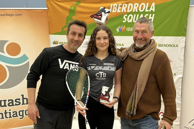 Ona Blasco amb el trofeu