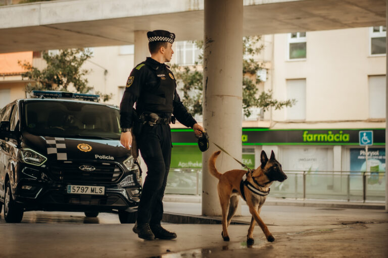 La Unitat Canina de Lloret de Mar patrullant a la terminal d'autobusos
