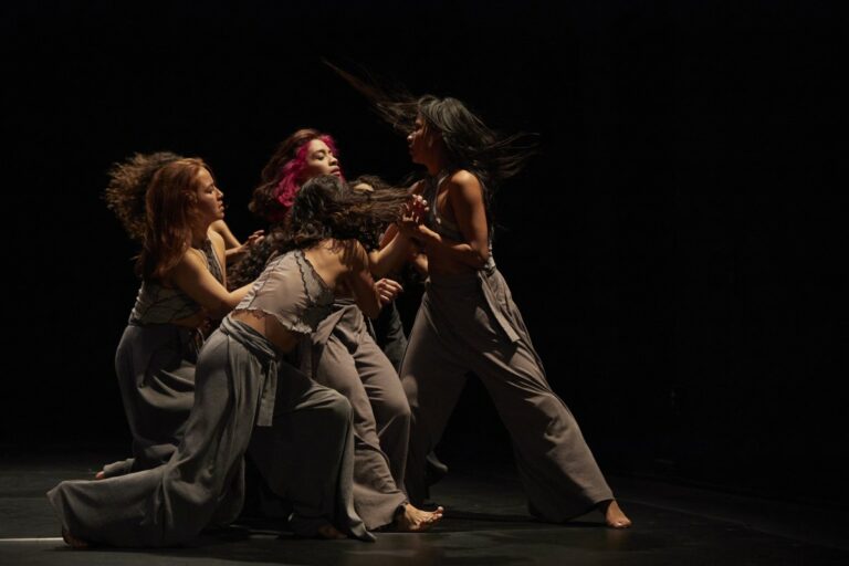 Dones practicant dansa contemporània (El Andamio Noticias)