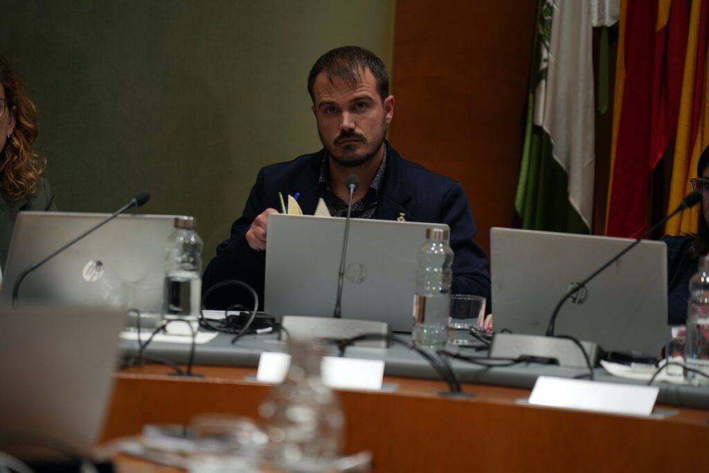 Alejandro Pérez regidor de Benestar i Familia al ple d'aquest dilluns min