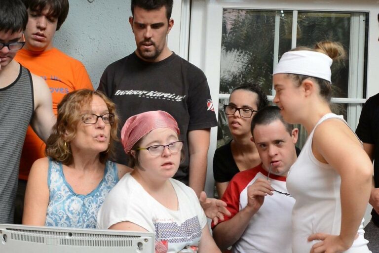 La directora amb els protagonistes de 'Down n'hi do'