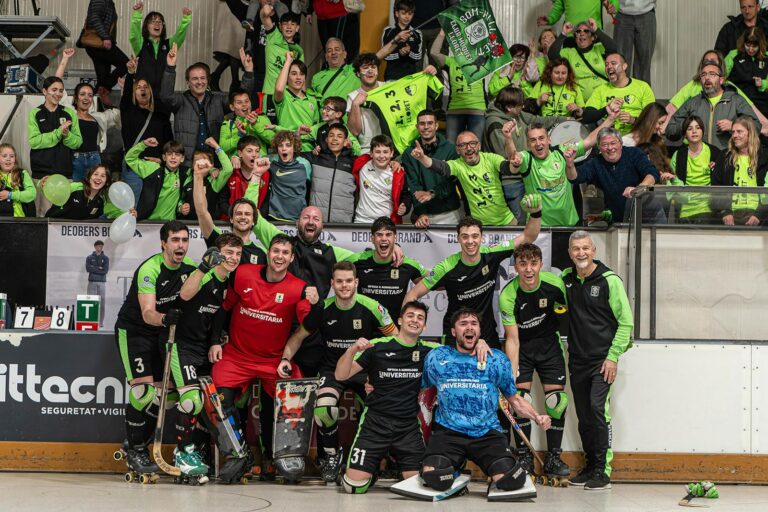 L'equip amb el suport de l'afició (Hockey Catedra)