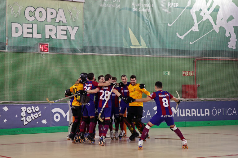 Els germans Grau celebrant la victòria amb l'equip (Luis Velasco)