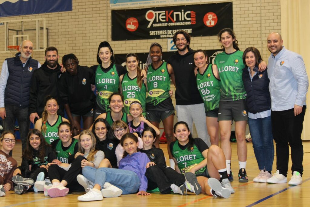 L'equip amb nenes del club (Bàsquet Lloret)