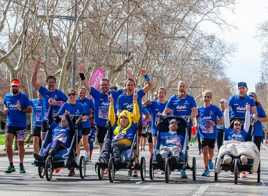En Toni Tamayo és qui empeny la tercera cadira (Beer Runners Lloret)