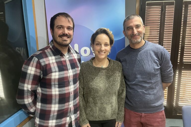 El regidor amb els representants de Resilis, als estudis de la ràdio