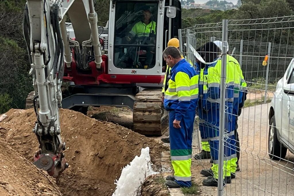 Les tasques de reparació, aquest matí (Ajuntament de Lloret de Mar)