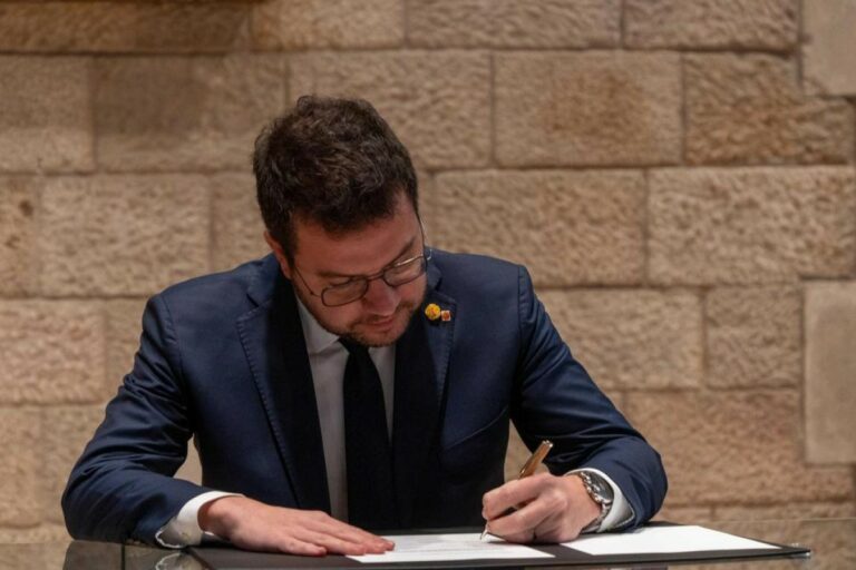 Pere Aragonès signant la convocatòria d'eleccions (El Periódico de Catalunya)