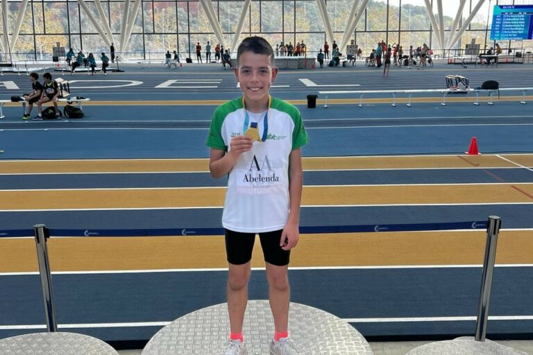 Roger Merideño, amb la medalla (Club Atletisme Lloret - La Selva)