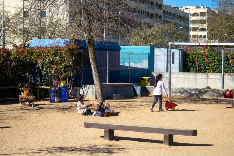 Nenes jugant durant el servei de canguratge (Ajuntament de Lloret de Mar)