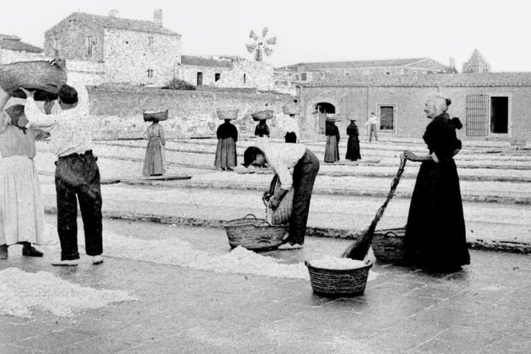 Dones i homes treballant a la fàbrica de cera de la vídua de Bonaventura Bonhome Quintana a l’actual Plaça Pere Torrent. el 1905 (L’Abans - Família Mora i Magí)