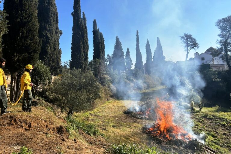 L'ADF apagant un foc (Ajuntament de Lloret de Mar)