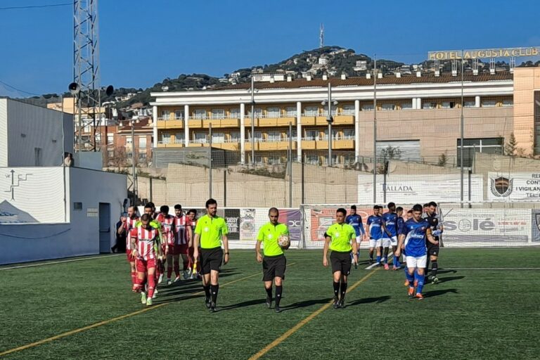 Els equips entrant al camp (Club Futbol Lloret)