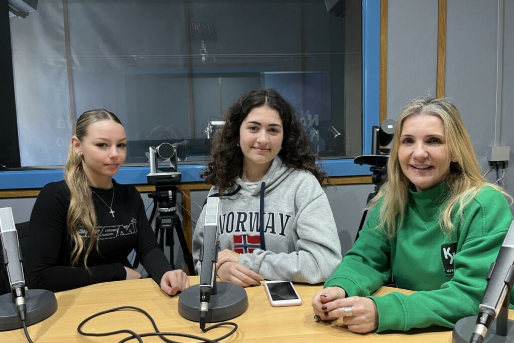 La Juliet, la Júlia i la Pilar, als estudis de la ràdio