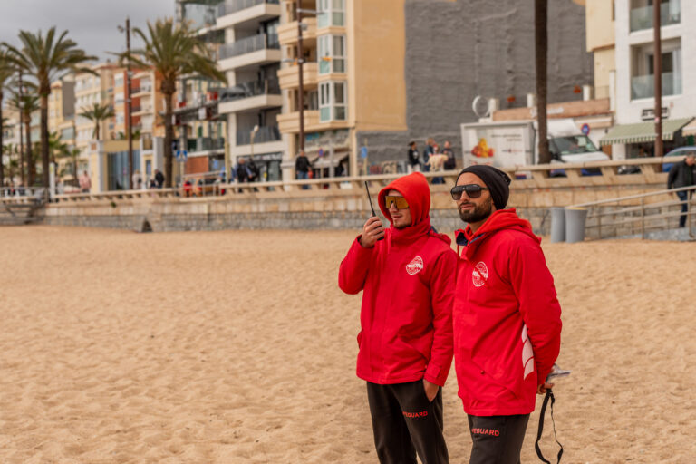 Els dos socorristes a la platja de Lloret, aquest matí
