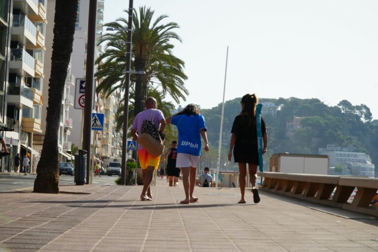 Turistes al passeig de Lloret