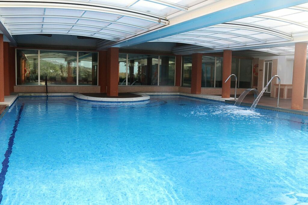 una piscina