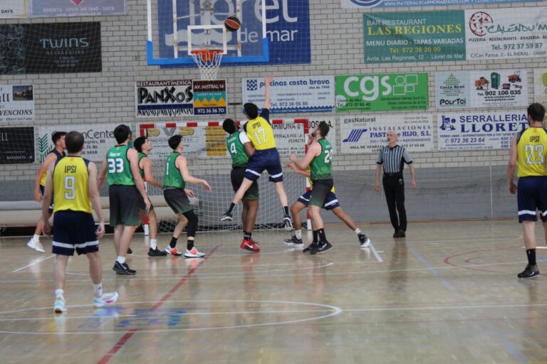 Una jugada del partit del Bàsquet Lloret contra l'Ipsi (Javi Rojo)