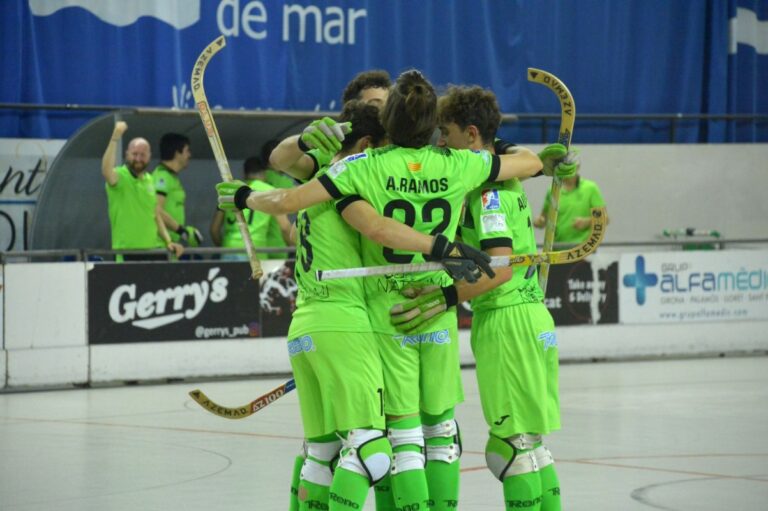 L'equip celebrant la classificació (Club Hoquei Lloret)