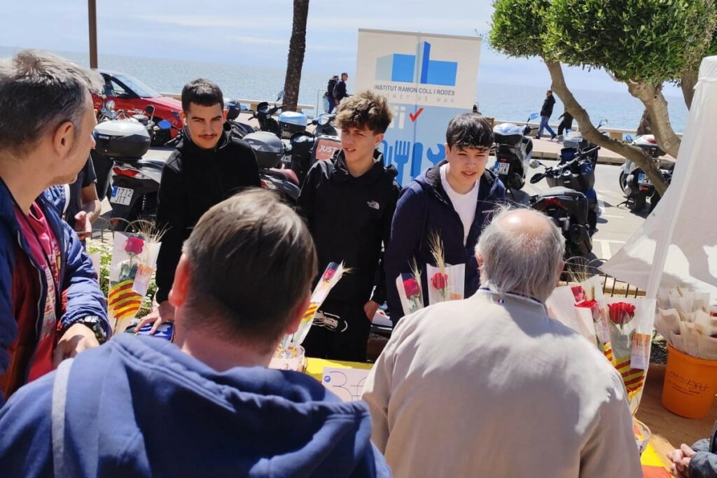Els alumnes d'Auxiliar de vendes, oficina i atenció al client, a la fira de Sant Jordi (PFI)