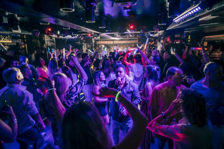 Una multitud ballant a la discoteca (Disco Hollywood)