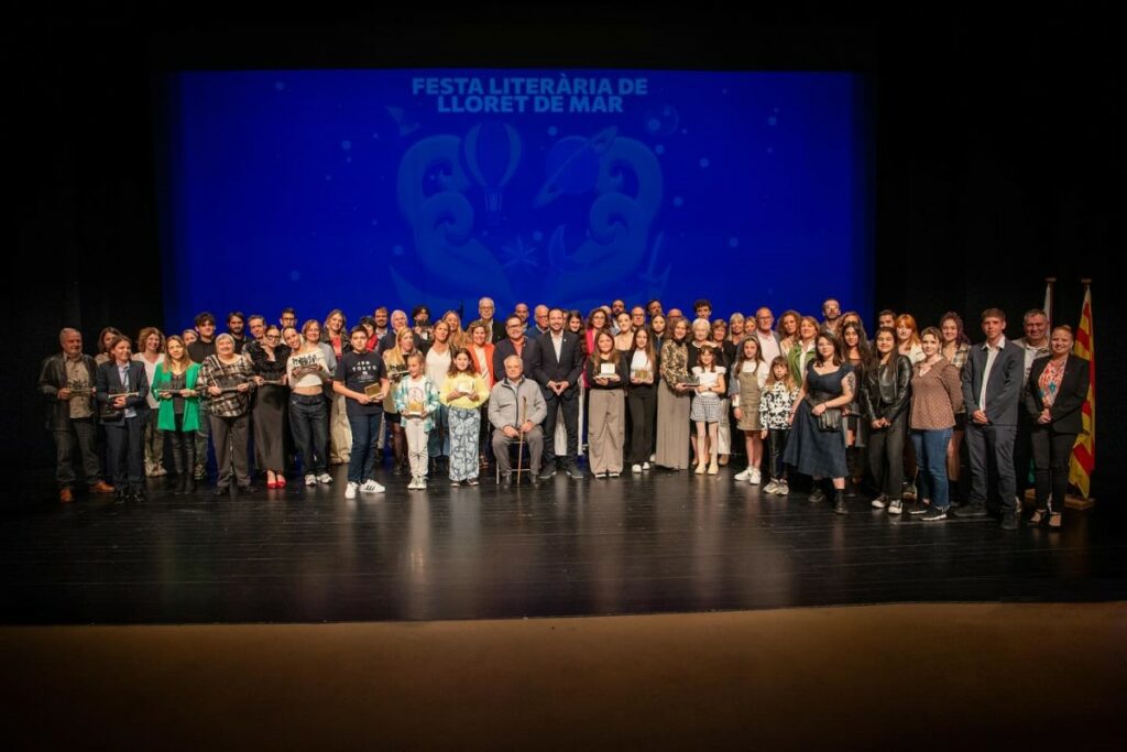 Tots els premiats, membres dels diferents jurats i autoritats a la Festa Literària 2024 (Ajuntament de Lloret de Mar)