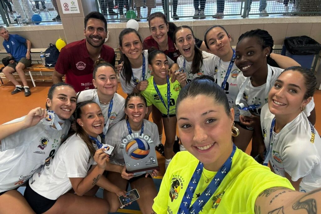 L'equip amb les medalles (Club Voleibol Sayre)