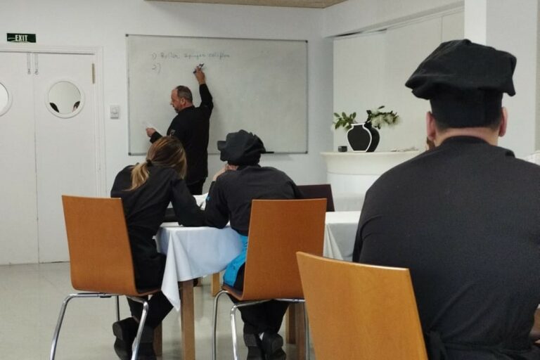 Alumnes de la modalitat d'Auxiliar d’hoteleria, cuina i serveis de restauració (PFI)