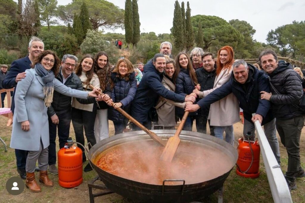 Remenant l'arròs del Xino Xano a l'Aplec dels Perdons (Obreria de Santa Cristina)