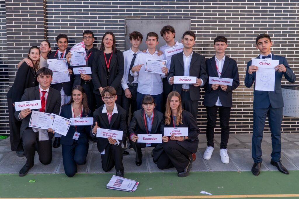 Martin Topolnichi, a baix a l'esquerra, amb altres participants del SMUN 2024 (St Peter's School)