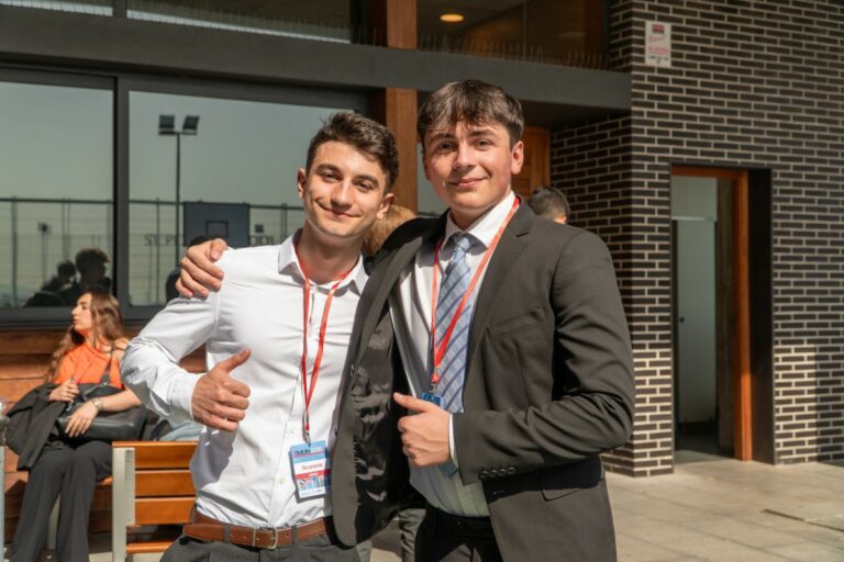 Martin Topolnichi, a la dreta, durant el SMUN 2024 (St Peter's School)