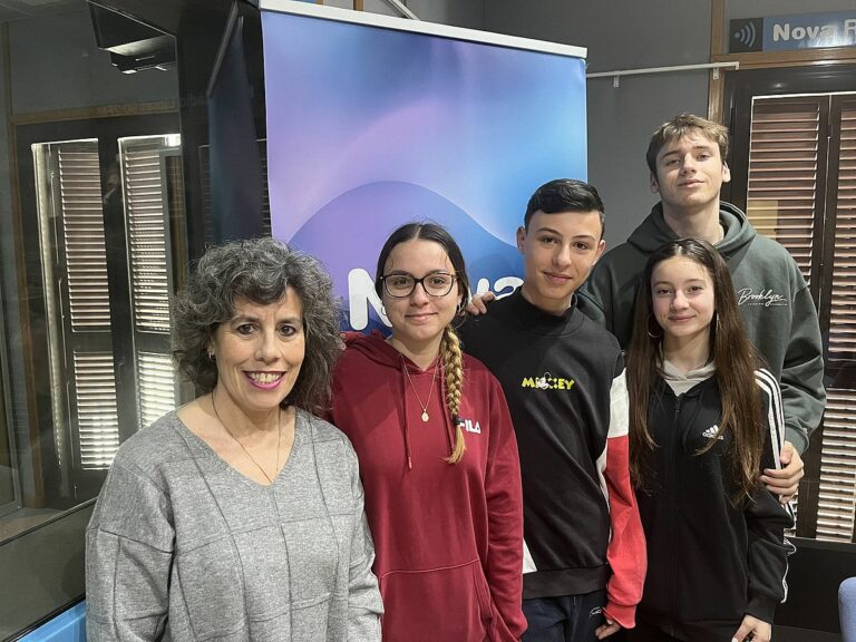 Lluïsa Peralta i uns quants alumnes de 3r de la ESO del Coll i Rodès