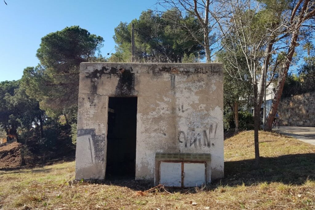 La caseta on es crearà el centre cívic, abans de ser enderrocada (Veïnat de Lloret de Dalt)