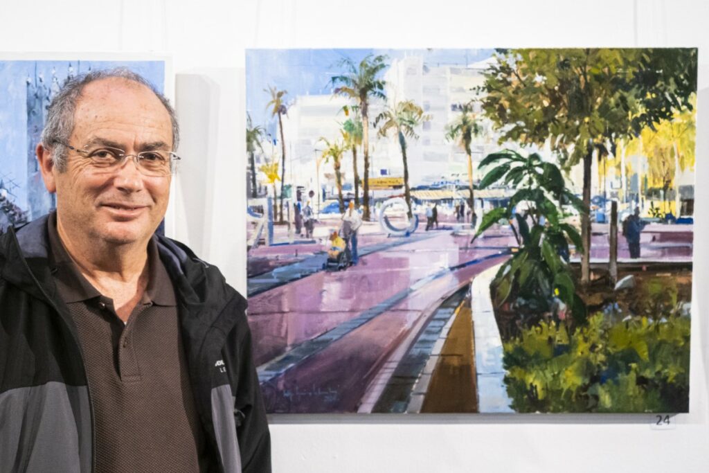 Julio García amb el seu quadre, que va merèixer el tercer premi (Jordi Triadó)