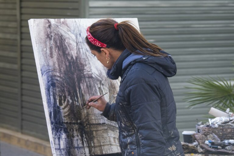 Aida Mauri, guanyadora del concurs, pintant la seva obra (Jordi Triadó)