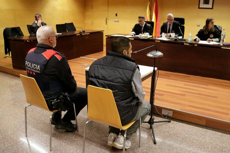 D'esquenes i custiodat per Mossos, l'home jutjat per intentar matar el company a ganivetades.