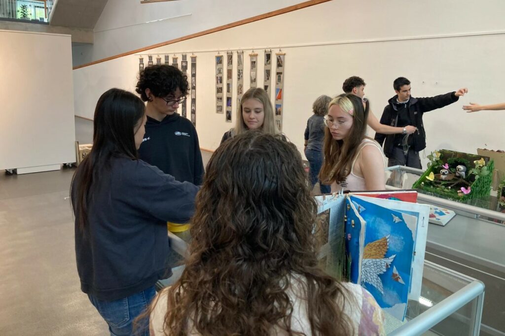 Muntant l'exposició, aquest matí (Institut Coll i Rodés)