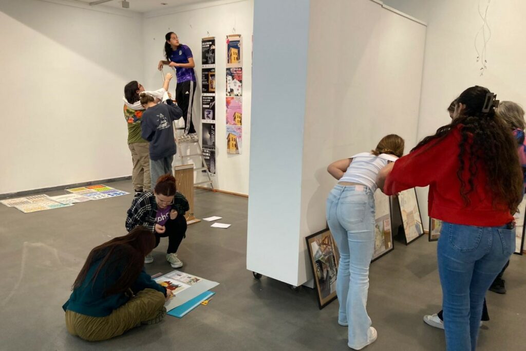 Muntant l'exposició, aquest matí (Institut Coll i Rodés)
