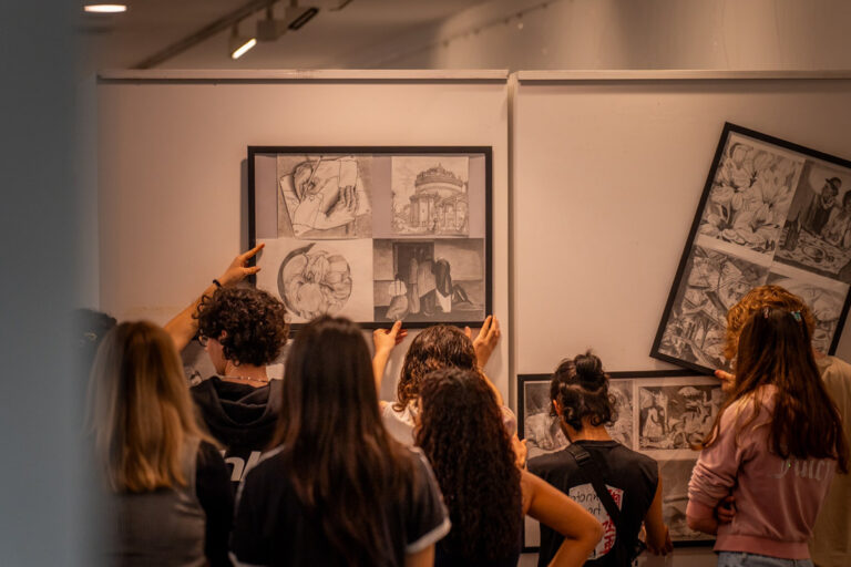L'alumnat muntant l'exposició