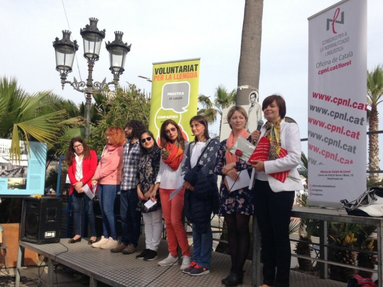 Lectura de poemes per Sant Jordi a càrrec del Voluntariat per la llengua (Oficina de Català de Lloret)