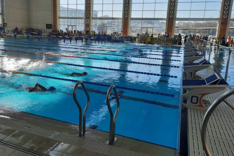 Una competició de natació a la Piscina de Lloret