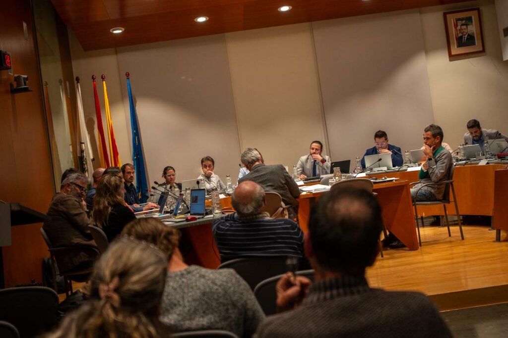Plenari amb veïns que han presentat la moció de clausura de l'abocador.