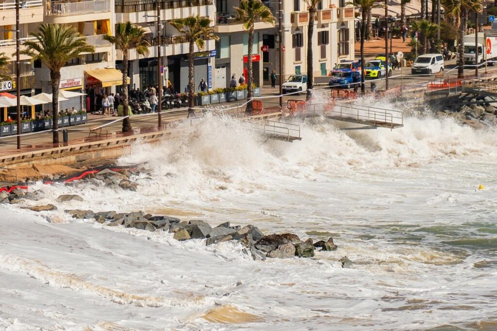 Les onades picant amb força al passeig de Lloret