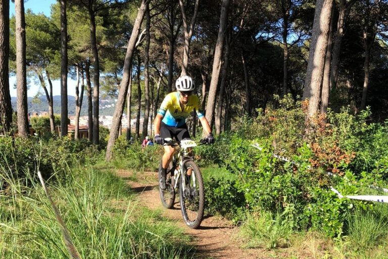 Un dels participants a les 3 hores de Resistència (Penya Ciclista)