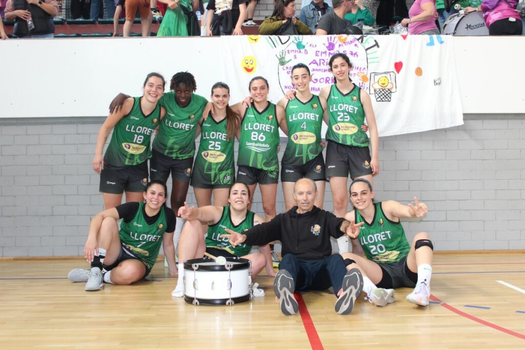 El sènior femení del Bàsquet Lloret després del partit (Javi Rojo)