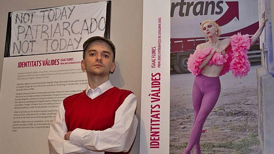 Isaac Flores a l'exposició 'Identitats vàlides' (Miquel Millan)