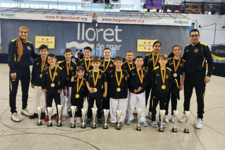 Els participants amb les medalles obtingudes (Karate Driss Academy)