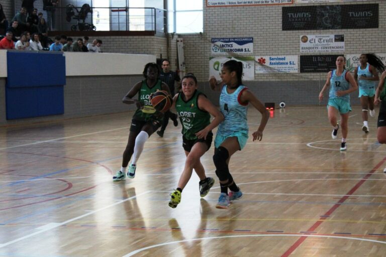 La Carla en un atac del sènior femení d'aquesta jornada (Javi Rojo)
