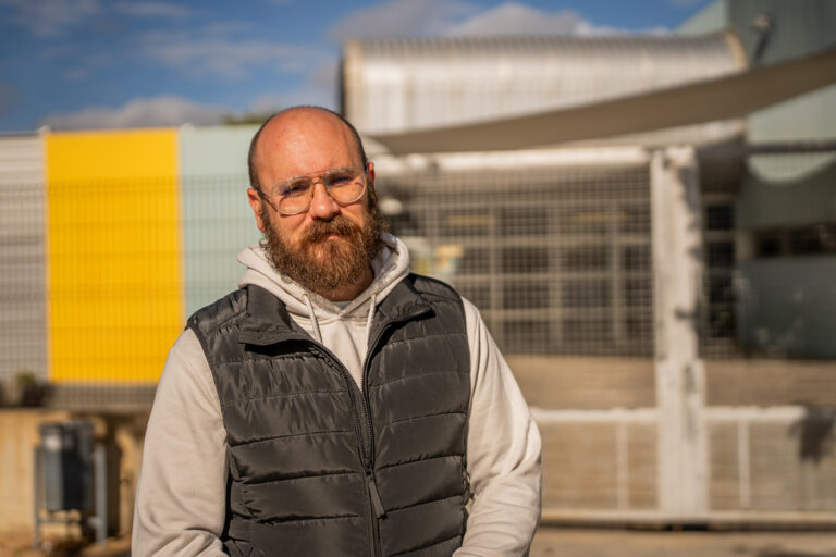 Manel Ortiz, vicepresident de la Interampa, a la porta d'una escola de Lloret