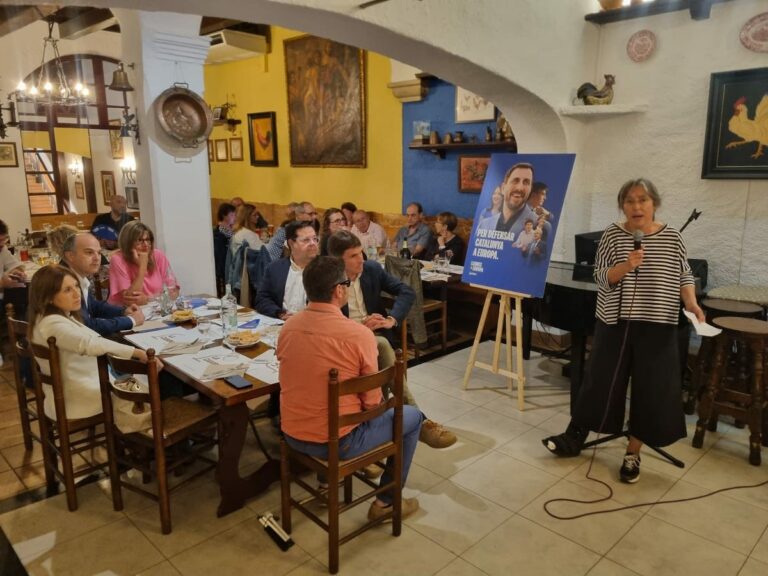 Mariona Illamola, Junts, fent campanya a Lloret per les europees.